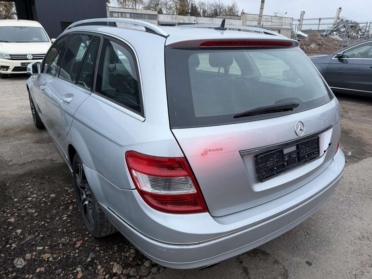 Mercedes-Benz C220 2009 — вигляд ззаду