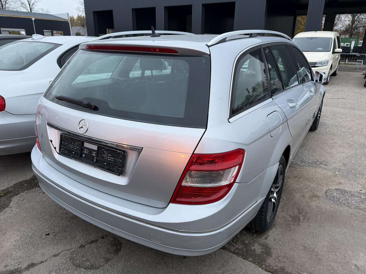 Mercedes-Benz C220 2009 — салон
