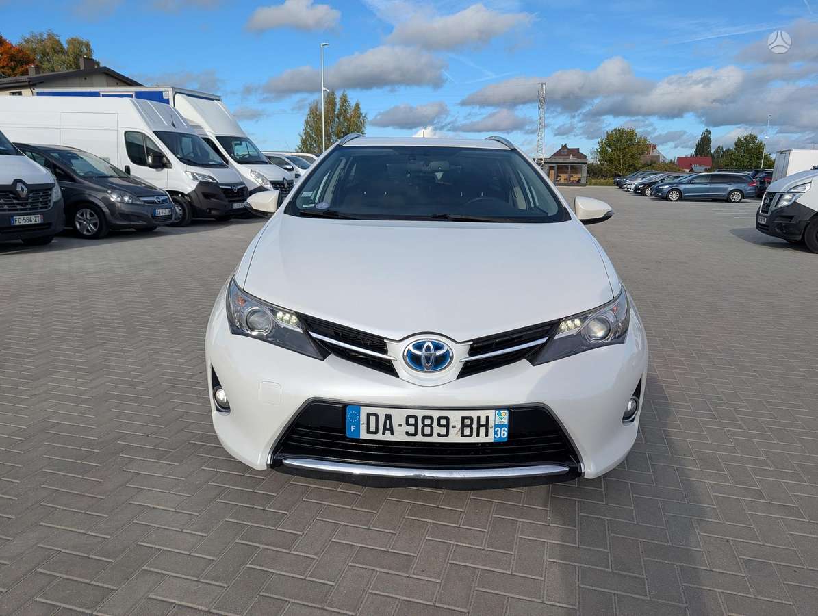 Toyota Auris 2013 — салон