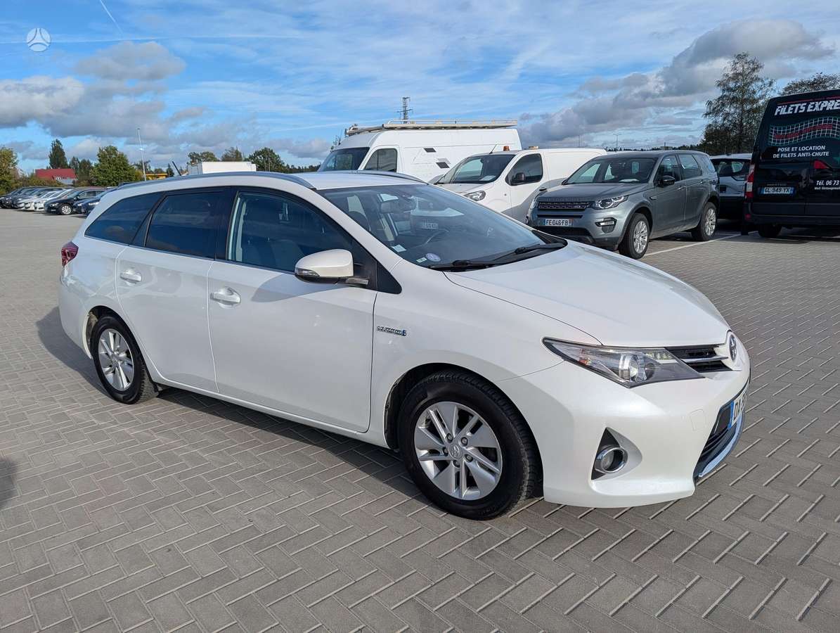 Toyota Auris 2013 — двигун 1798 cm³, 136 HP (100kW)