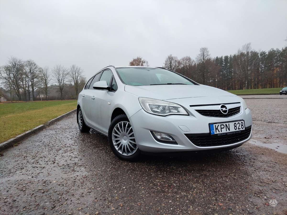 Opel Astra 2012 — rear view