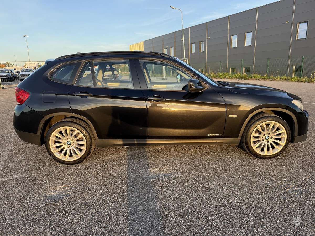 BMW X1 2011 — салон