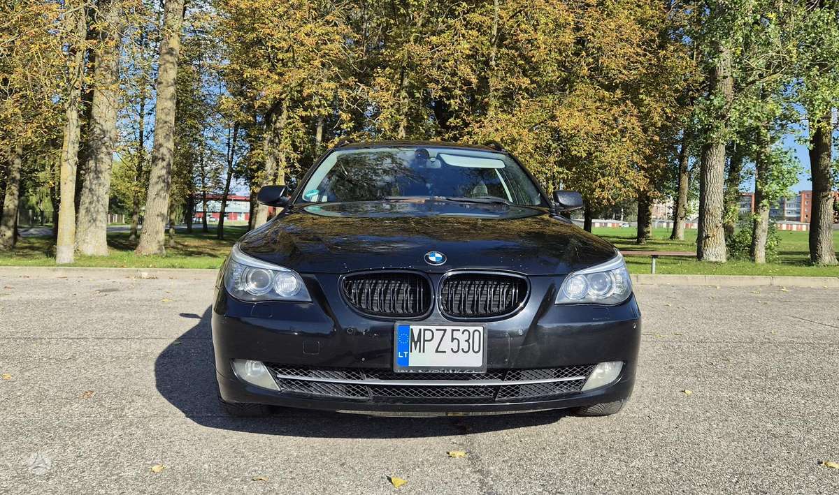 BMW 530 2009 — салон