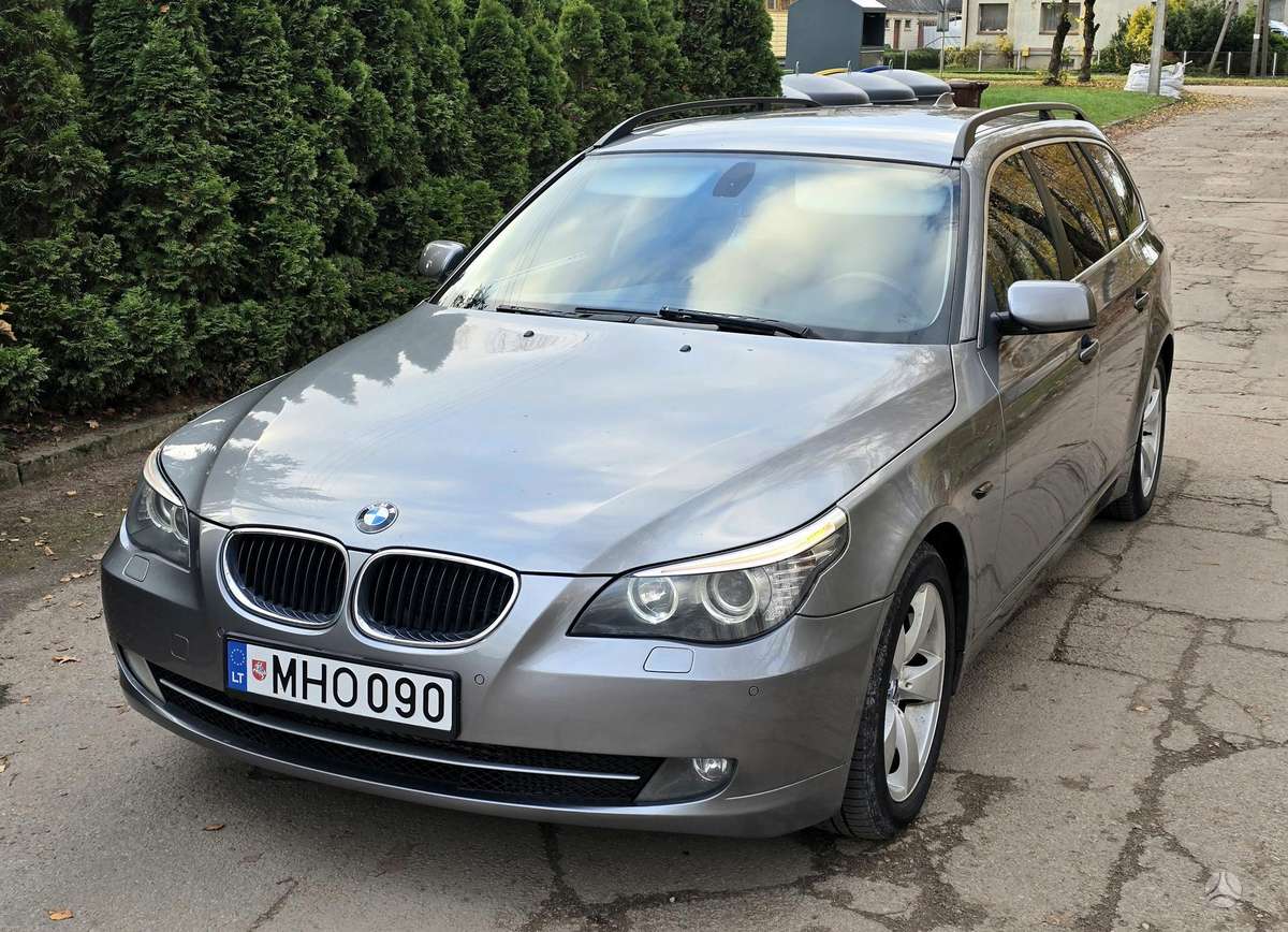 BMW 520 2009 — rear view
