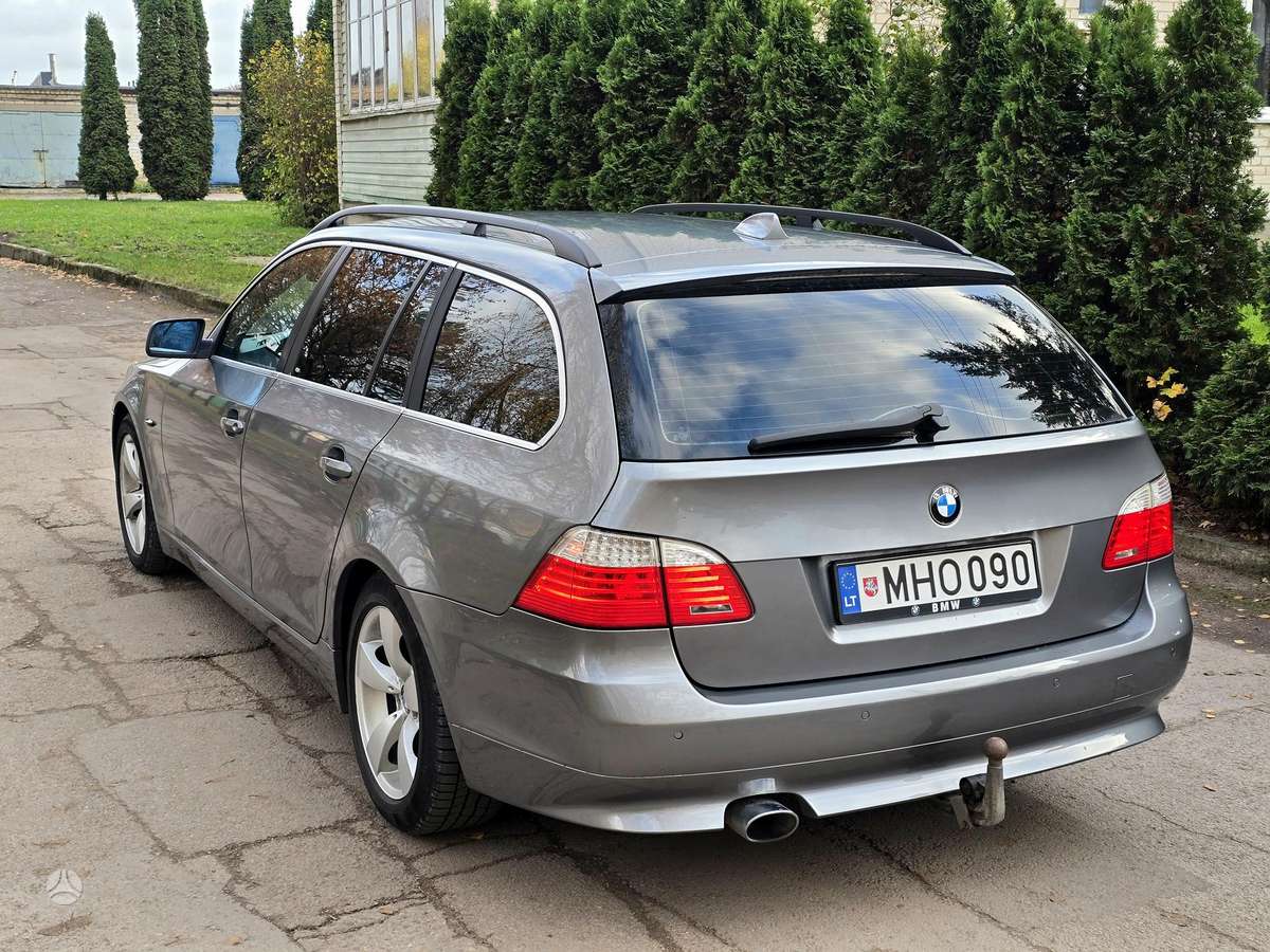BMW 520 2009 — interior