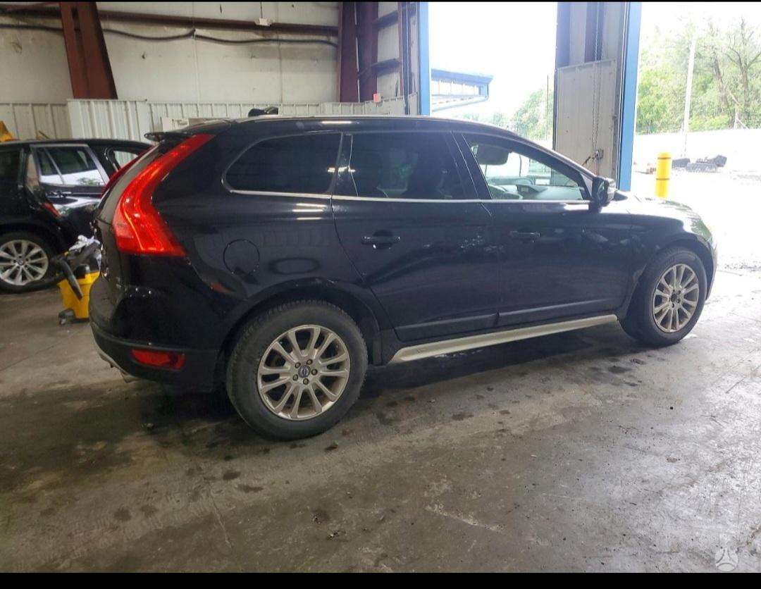 Volvo XC60 2010 — салон