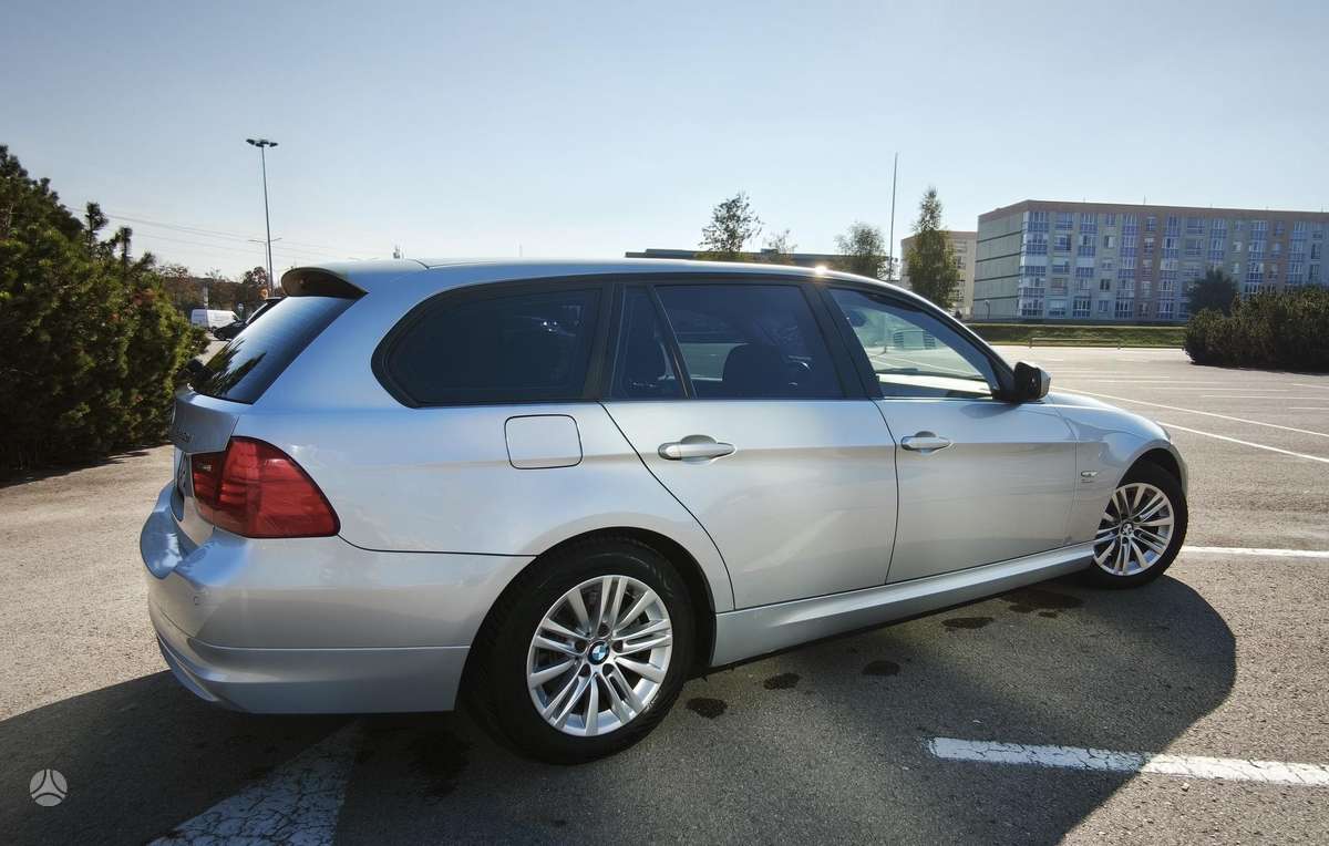 BMW 320 2010 — photo 12