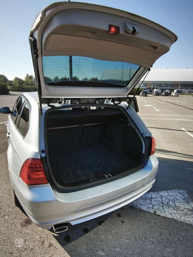 BMW 320 2010 — photo 14