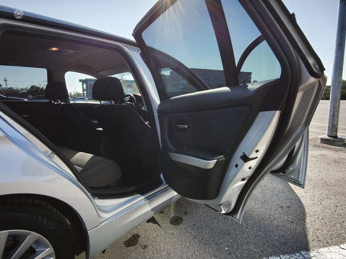 BMW 320 2010 — photo 16