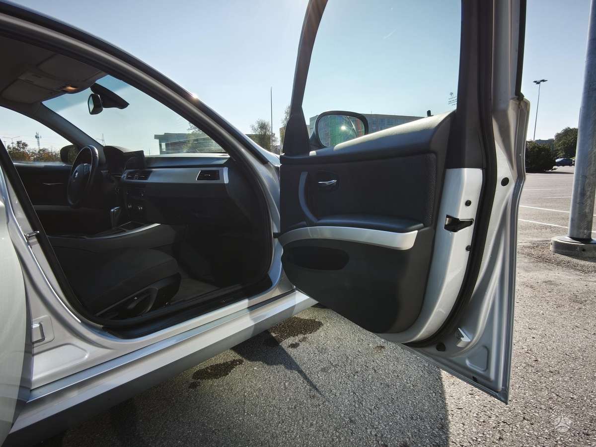 BMW 320 2010 — photo 17