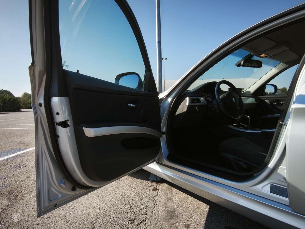 BMW 320 2010 — photo 18