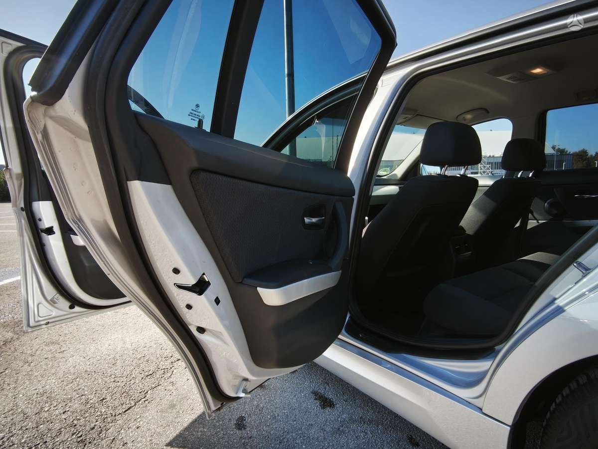 BMW 320 2010 — photo 19