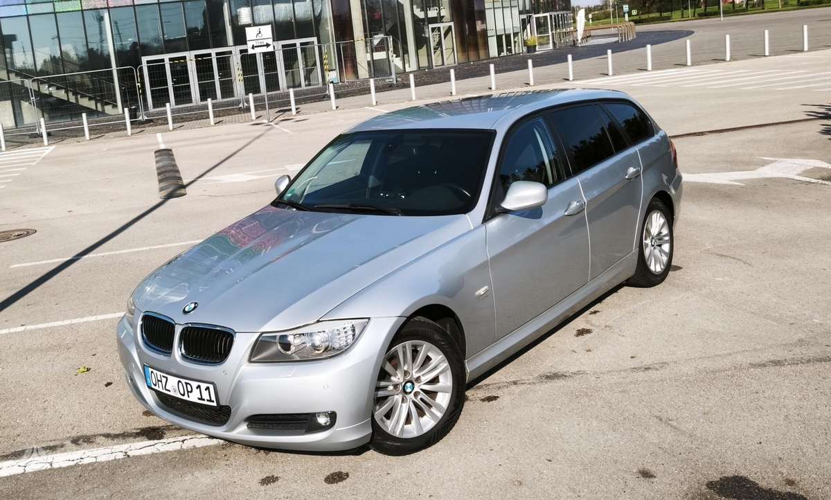 BMW 320 2010 — rear view