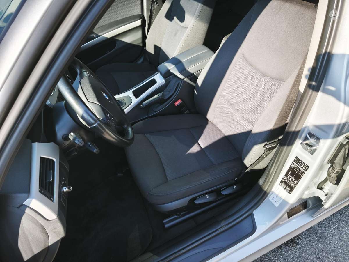 BMW 320 2010 — photo 21
