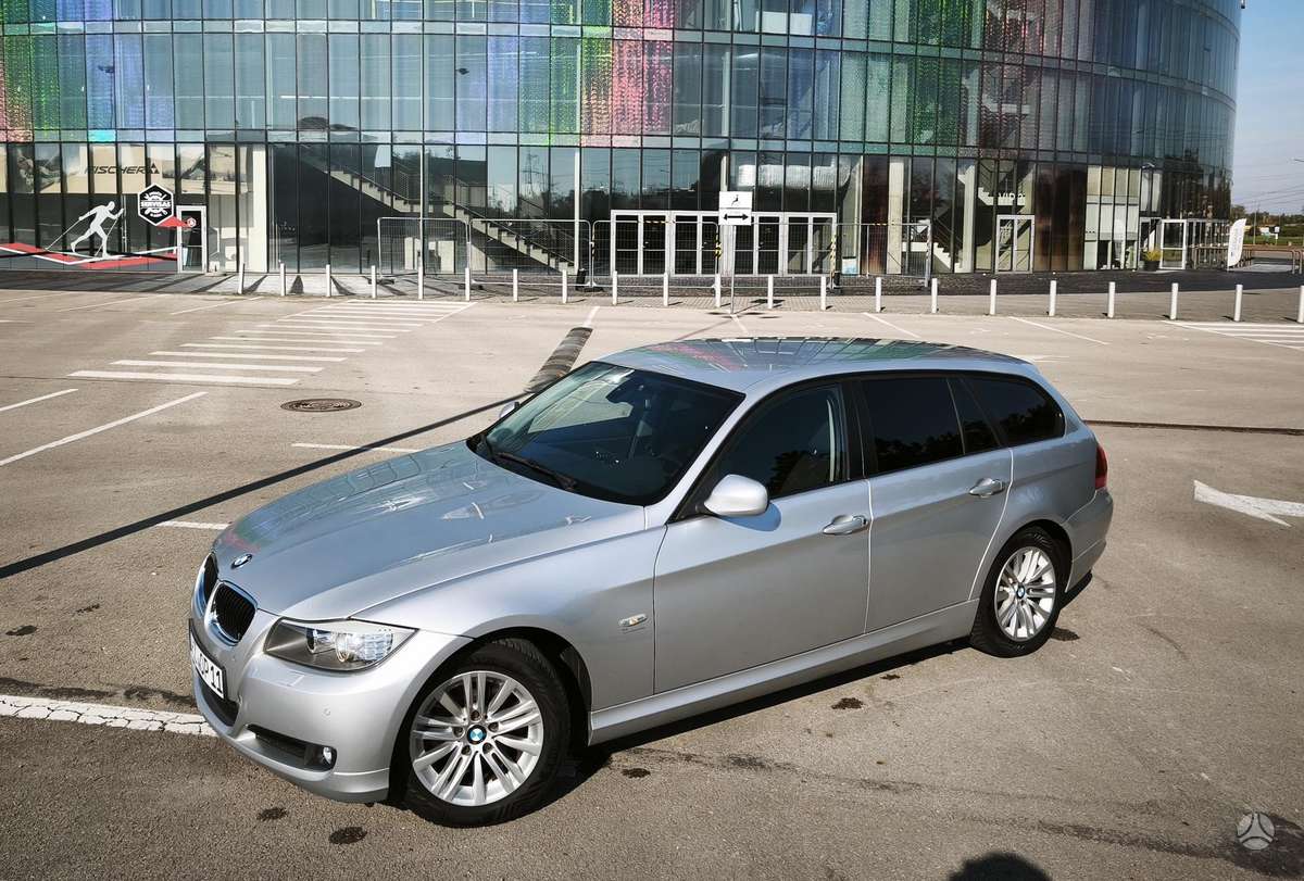BMW 320 2010 — interior