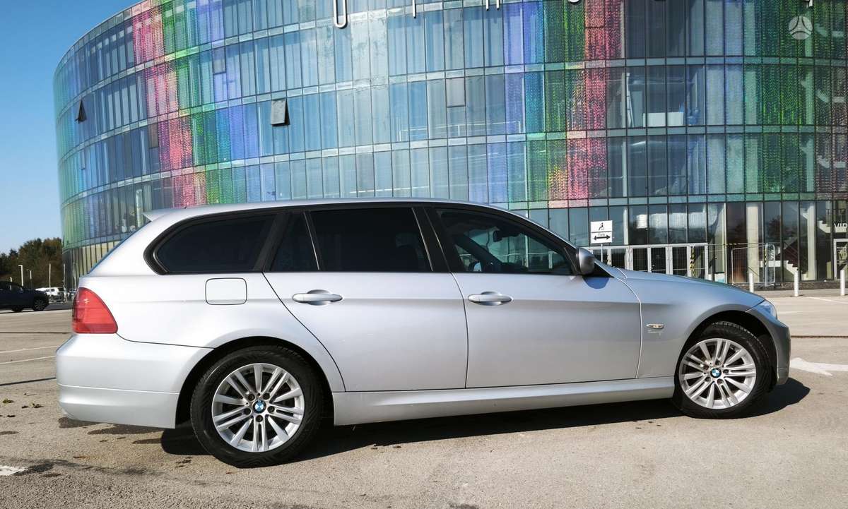 BMW 320 2010 — photo 7