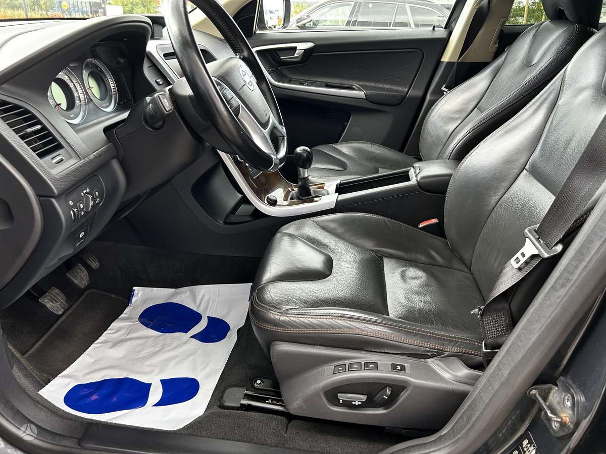 Volvo XC60 2010 — photo 8