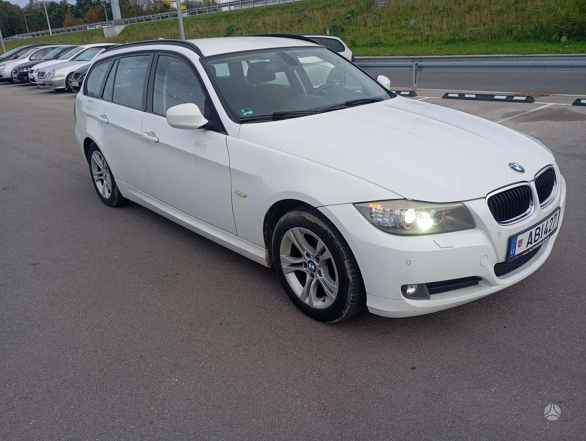 BMW 320 2011 — rear view