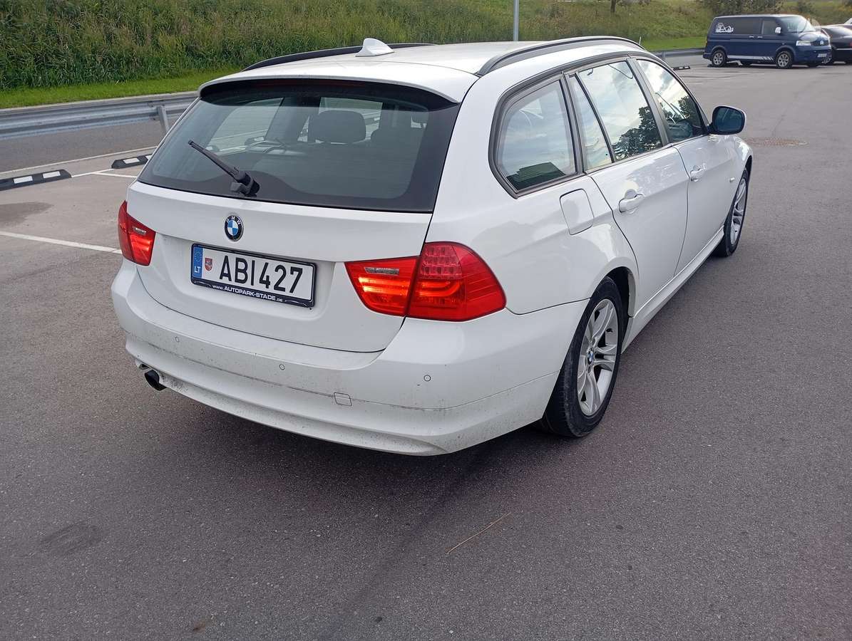 BMW 320 2011 — interior