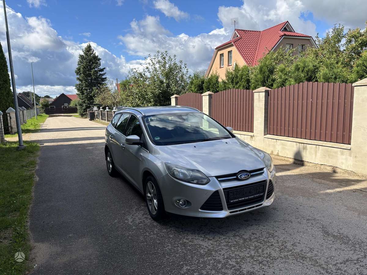 Ford Focus 2012 — interior