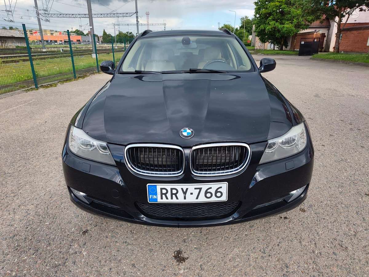 BMW 316 2010 — rear view