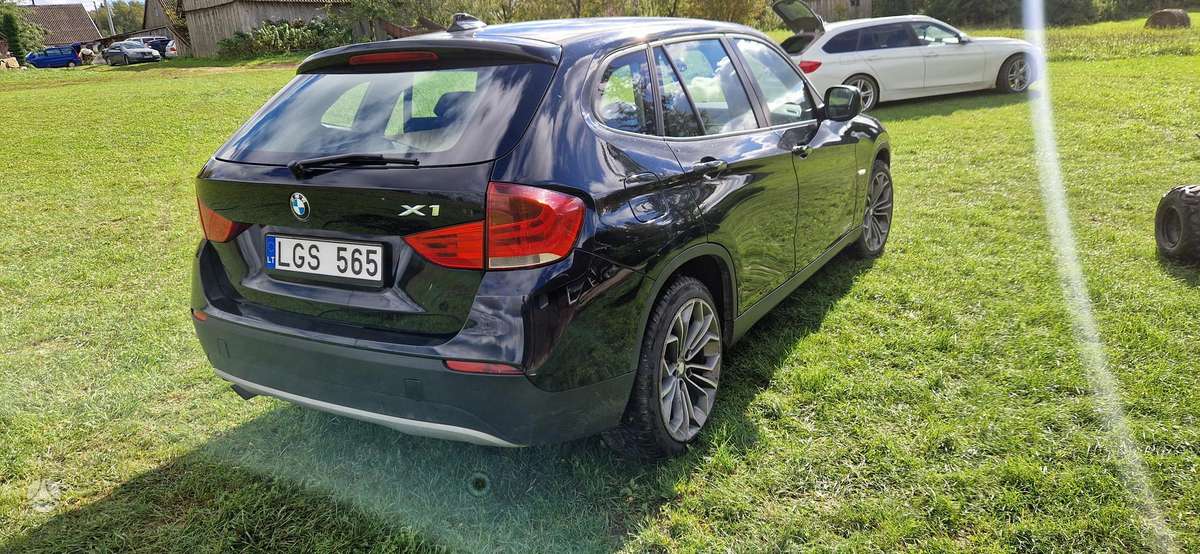 BMW X1 2010 — салон