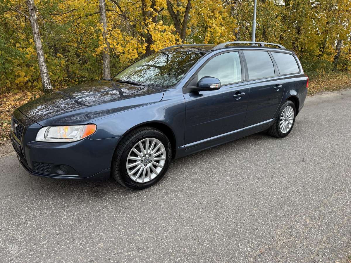 Volvo V70 2008 — rear view