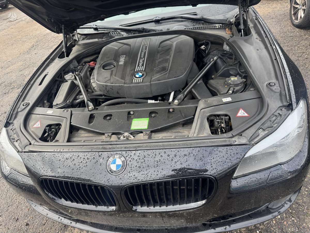 BMW 520 2013 — салон