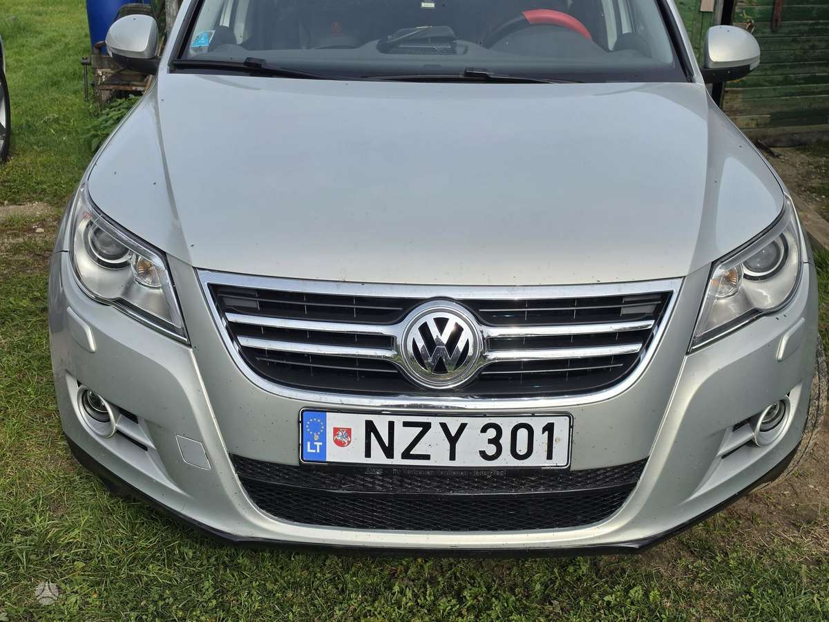 Volkswagen Tiguan 2010 — rear view