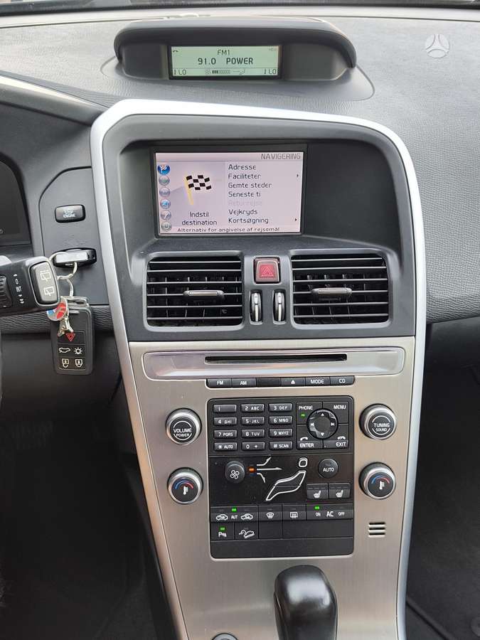 Volvo XC60 2010 — photo 11