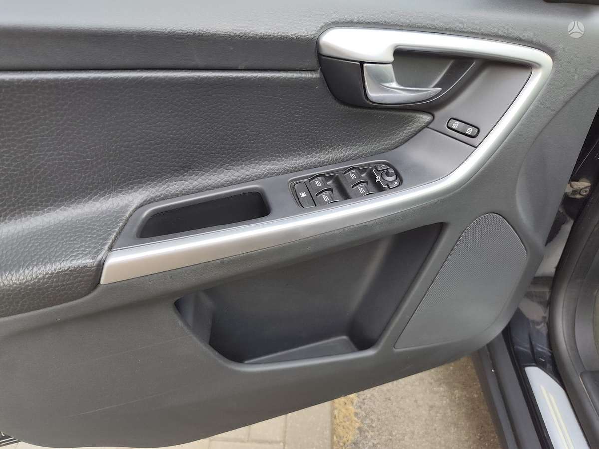 Volvo XC60 2010 — photo 16