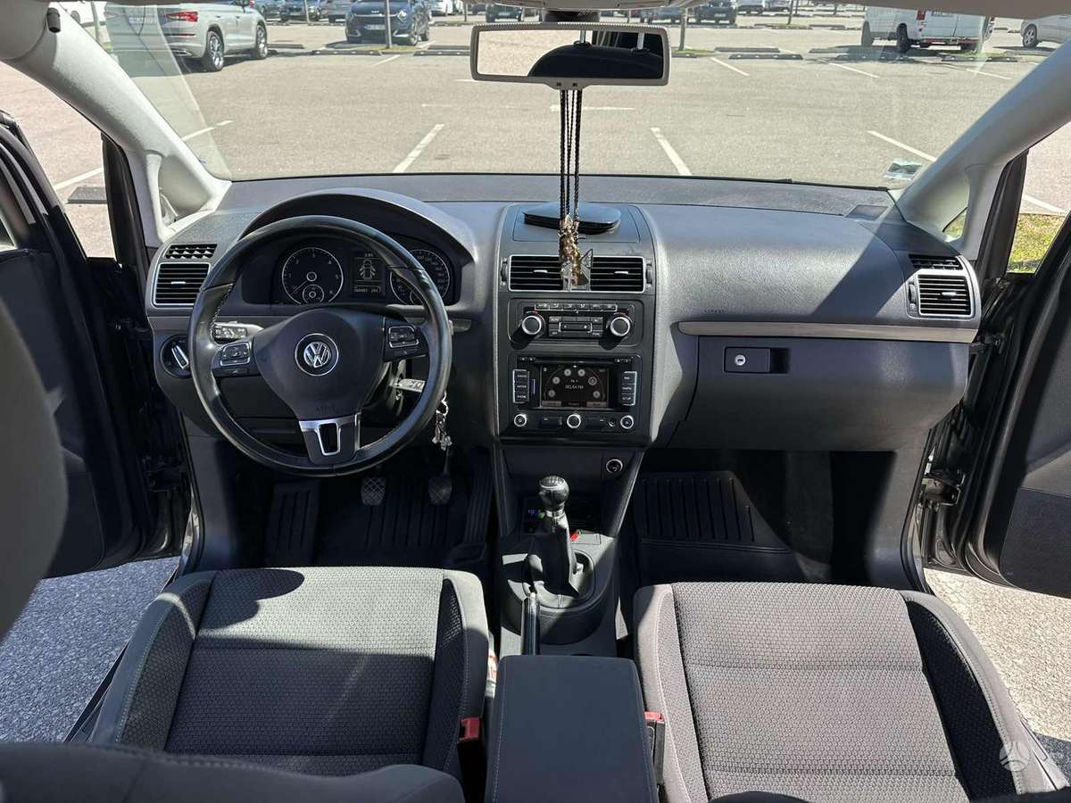 Volkswagen Touran 2011 — photo 10