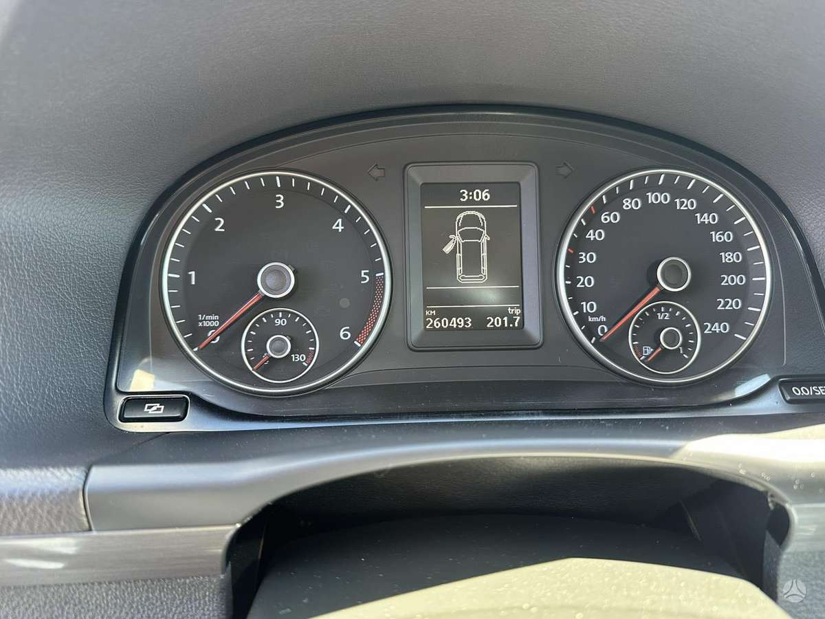 Volkswagen Touran 2011 — photo 14