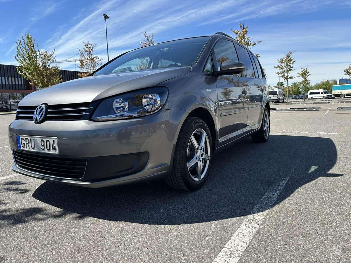 Volkswagen Touran 2011 — interior