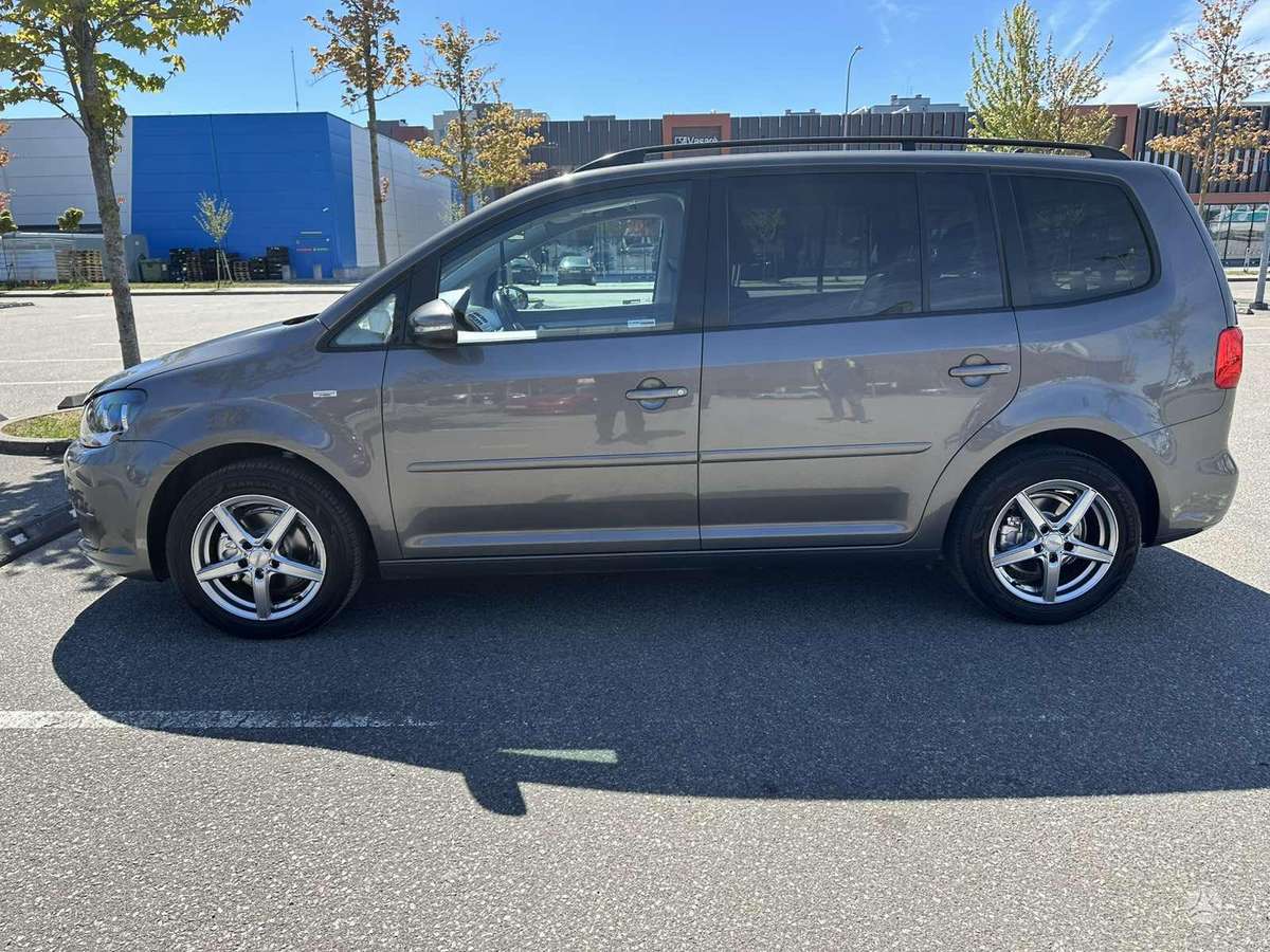 Volkswagen Touran 2011 — engine 1598 cm³, 105 HP (77kW)
