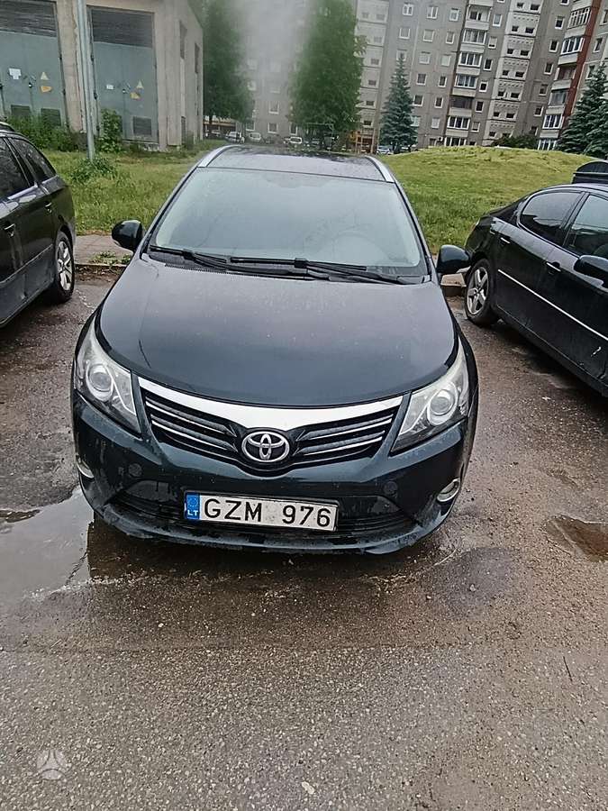 Toyota Avensis 2012 — rear view