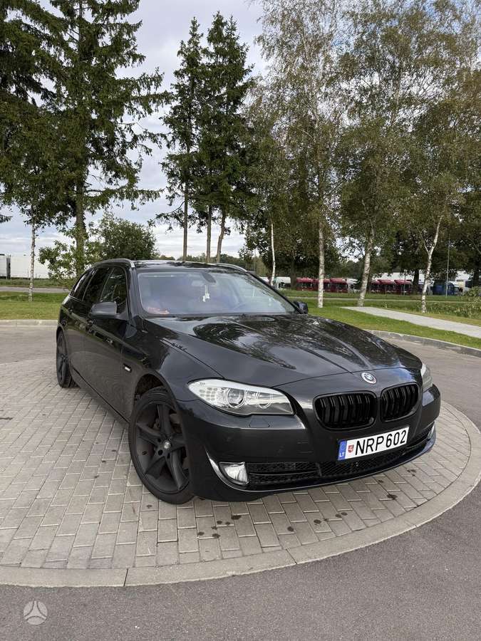 BMW 520 2011 — rear view