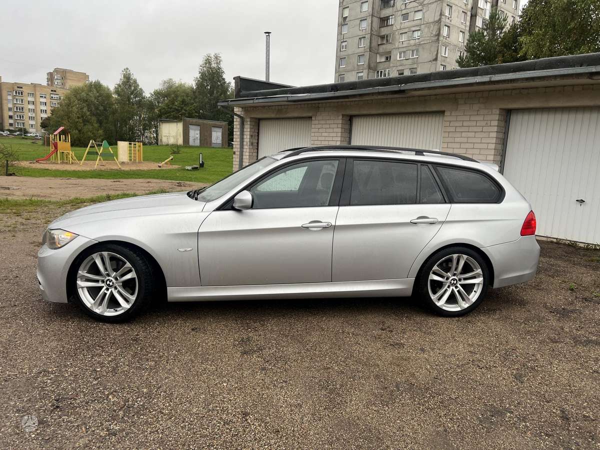 BMW 320 2009 — вигляд ззаду
