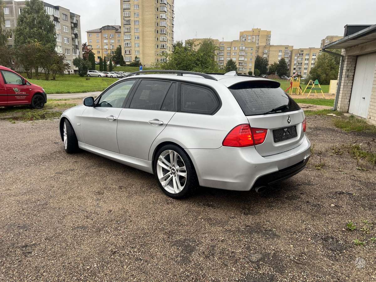 BMW 320 2009 — салон