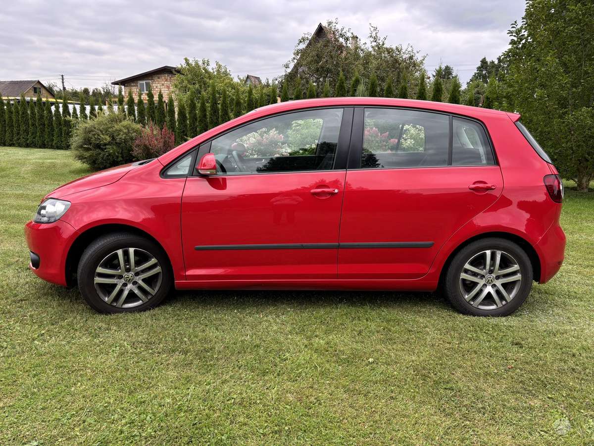 Volkswagen Golf 2011 — interior