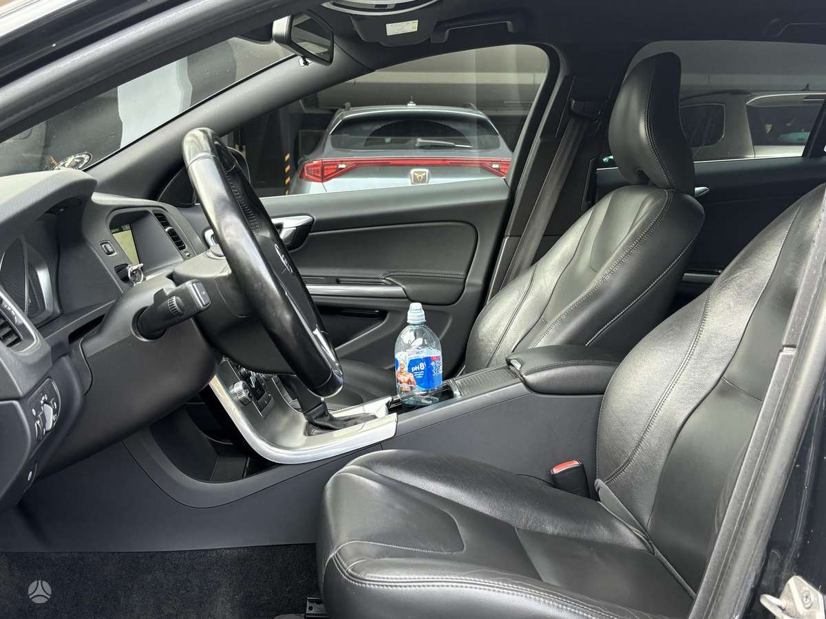 Volvo V60 2014 — photo 11