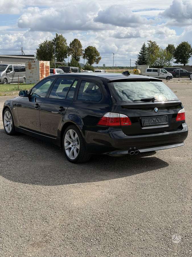 BMW 525 2009 — вигляд ззаду