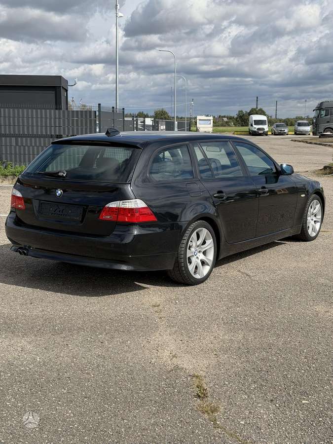 BMW 525 2009 — салон
