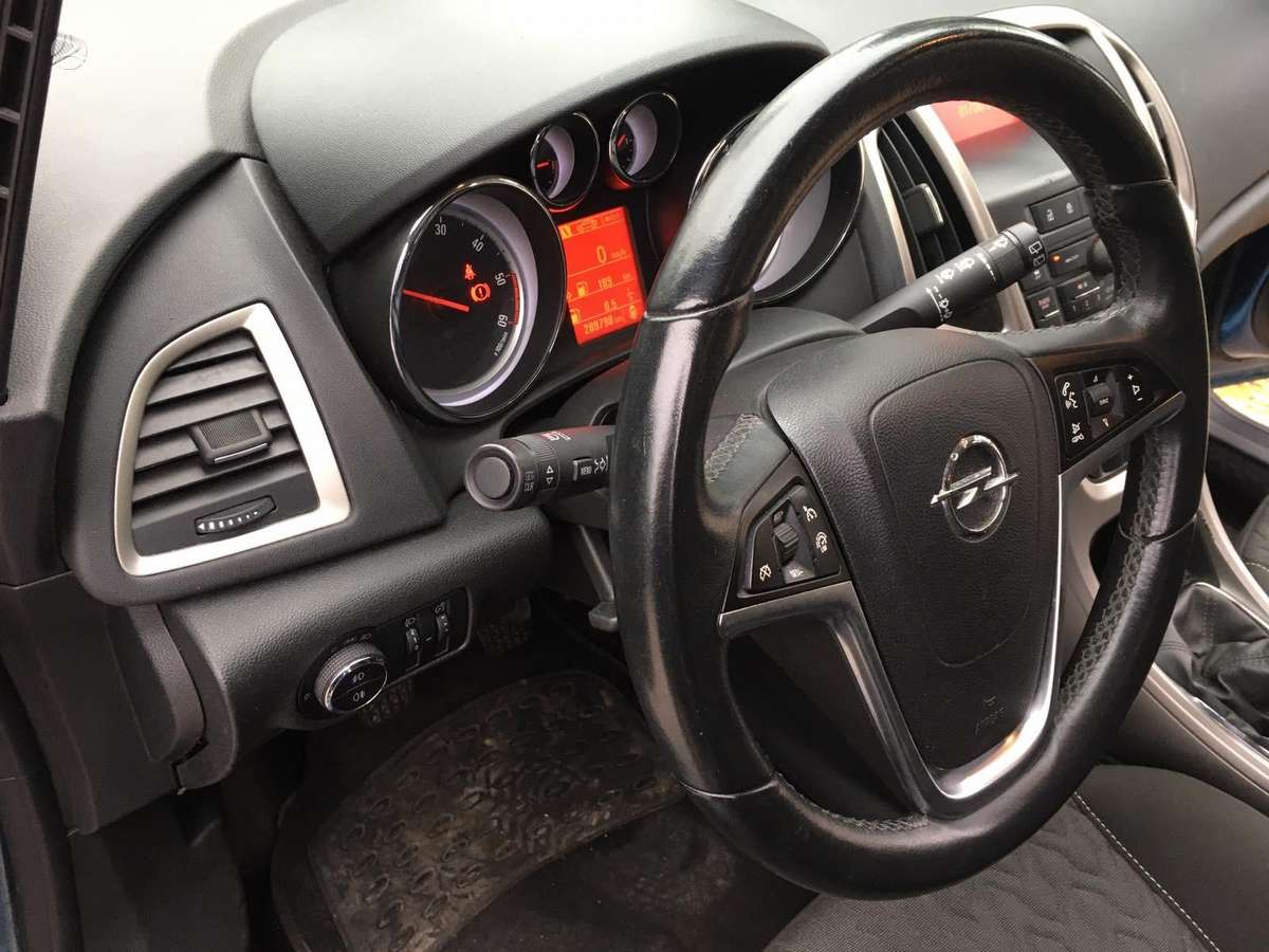 Opel Astra 2014 — photo 14