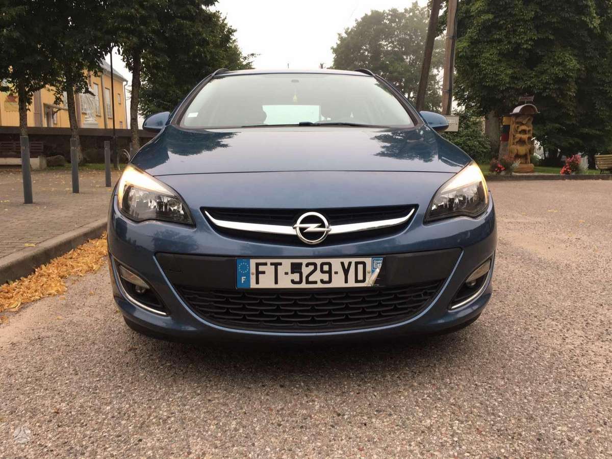 Opel Astra 2014 — rear view
