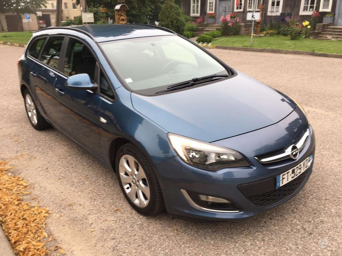Opel Astra 2014 — interior
