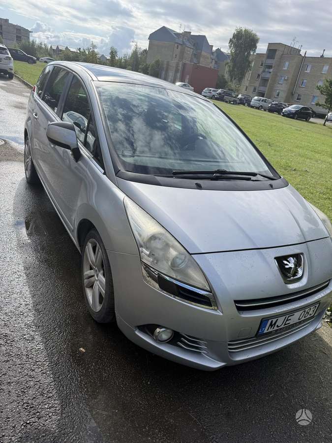 Peugeot 5008 2010 — rear view