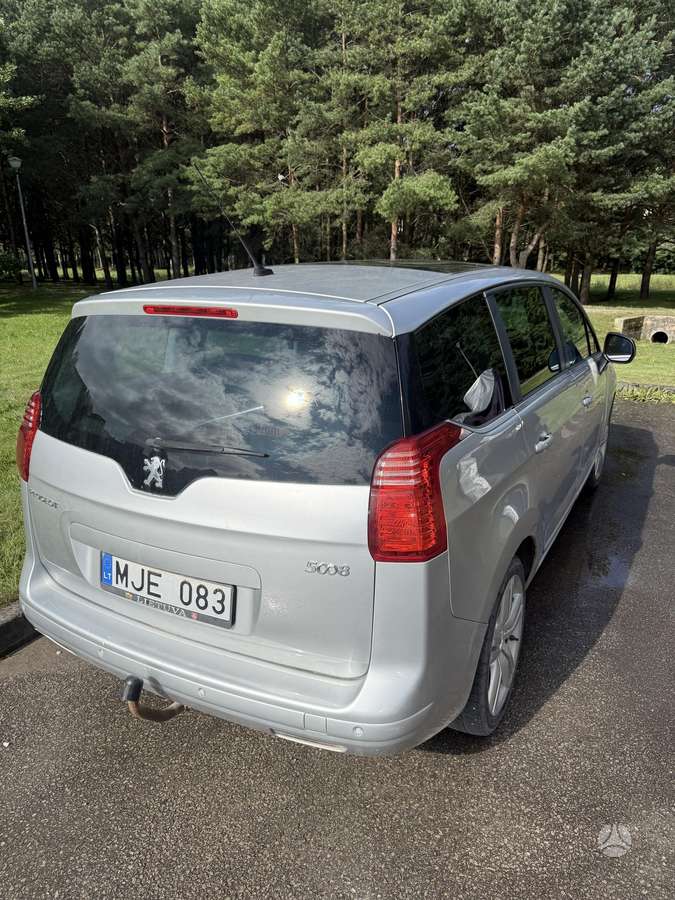 Peugeot 5008 2010 — interior
