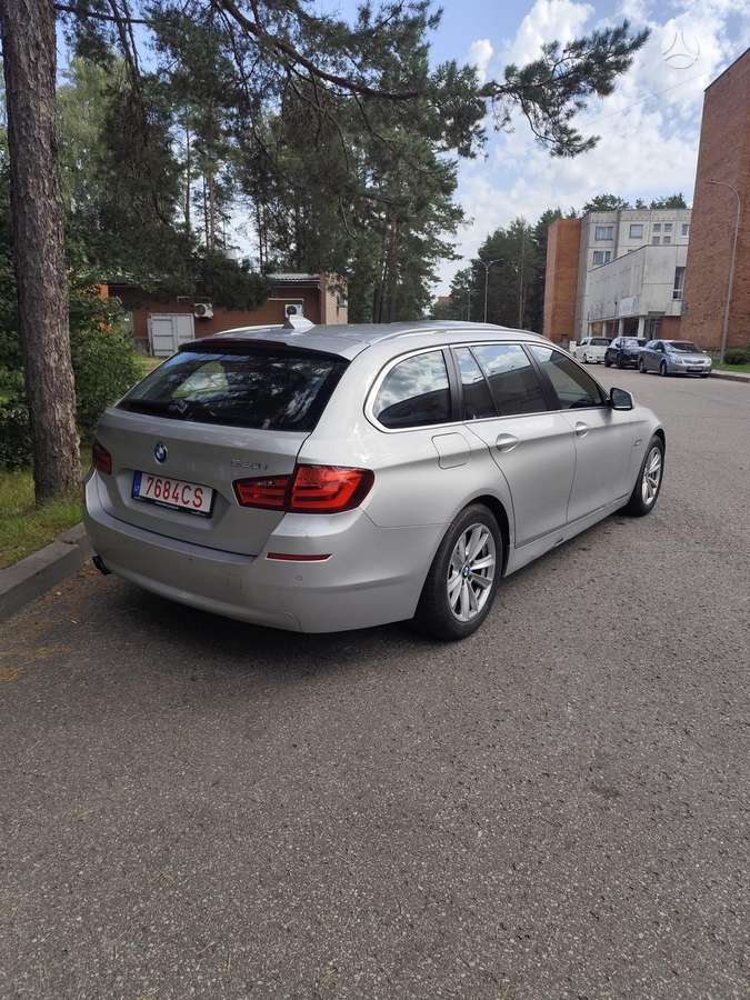 BMW 520 2013 — вигляд ззаду