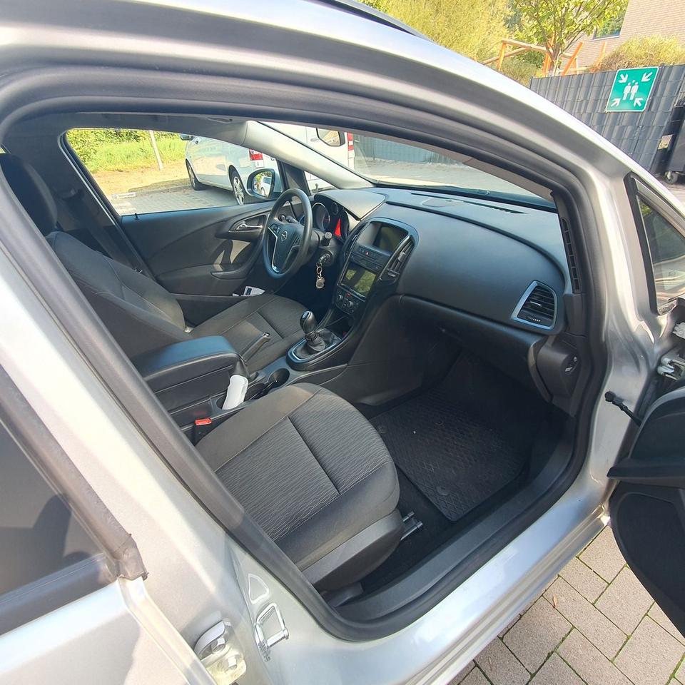 Opel Astra 2015 — engine
